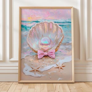 Puede incluir: Pintura enmarcada de una perla dentro de una concha en una playa. La perla es iridiscente, y un lazo rosa adorna la concha. Estrellas de mar y burbujas salpican la arena, con un cielo y un océano pastel en el fondo.