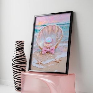 Puede incluir: Obra de arte enmarcada que representa una perla dentro de una concha en una playa. La pintura presenta una gran perla iridiscente, un lazo rosa y varias estrellas de mar. El fondo muestra un cielo pastel y olas.