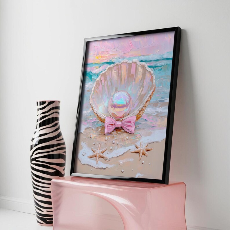 Puede incluir: Obra de arte enmarcada que representa una perla dentro de una concha en una playa. La pintura presenta una gran perla iridiscente, un lazo rosa y varias estrellas de mar. El fondo muestra un cielo pastel y olas.