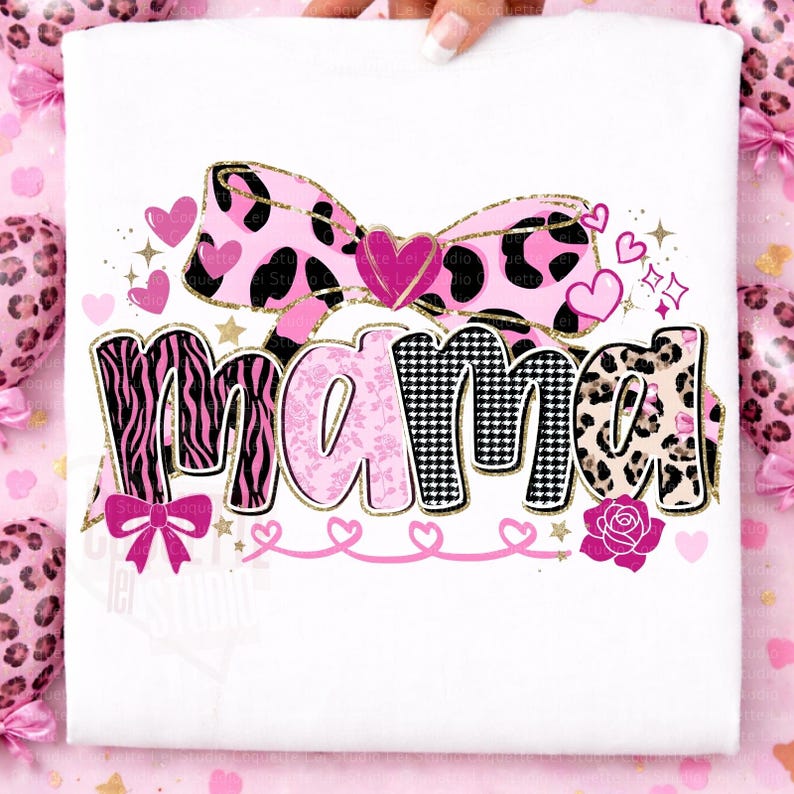 K&ouml;nnte beinhalten: Wei&szlig;es T-Shirt mit dem Wort "Mama" in einem rosa-schwarzen Design. Das Wort ist mit Zebra-, Blumen- und Leopardenmustern verziert. Das Design umfasst eine rosa Schleife, Herzen und eine goldene Glitzerumrandung.