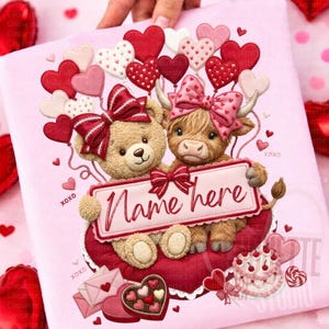 Könnte beinhalten: Ein rosa Design zum Valentinstag mit einem Teddybären und einer Hochlandkuh, die ein Schild mit der Aufschrift "Name here" hält. Das Design umfasst herzförmige Ballons, Schleifen und eine herzförmige Pralinenschachtel.