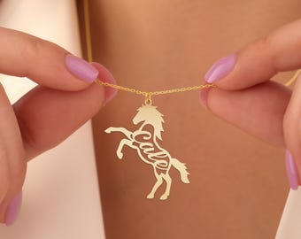 Colar com pingente de cavalo | Joia personalizada com nome e cavalo, presente perfeito para amantes de cavalos | Pingente em prata de lei banhada a ouro