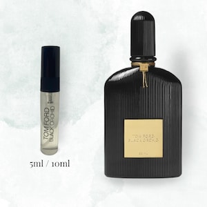 Puede incluir: Un frasco de perfume negro Tom Ford Black Orchid y una muestra más pequeña. El frasco grande tiene una etiqueta dorada y un diseño acanalado. La muestra está etiquetada con el nombre y la marca de la fragancia. La imagen muestra el tamaño de 5 ml / 10 ml.