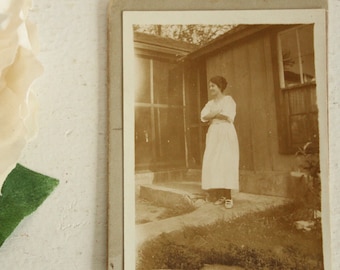 Vintage 1910er Jahre Fotografie, Edwardian Foto lächelnde Frau, antikes Schwarzweiß-Sepia-Porträtbild