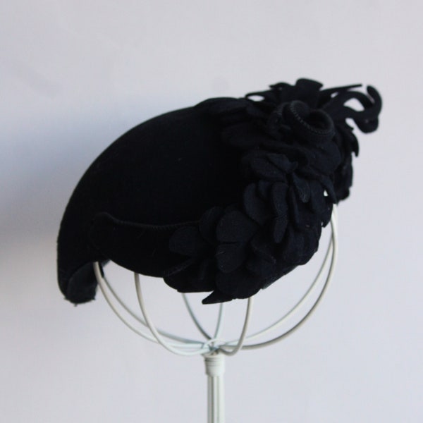 Vintage 1930s 1940s Hat, Black Wool Felt with Faux Flowers and Bow, Size 22 Millinery