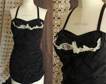 Vintage 1950s Badeanzug, Sea Fashions Größe 34, Schwarzer Pin Up mit Weißer Gerüschter Brust und Shirring