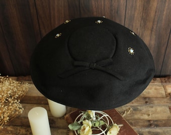 Vintage hoed uit de jaren 40, New York Creations zwarte vilten paddenstoelhoed met blauwe en gouden versieringen en strik