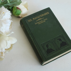 Vintage 1900s Buch, &quot;The Masquerader&quot; von Katherine Cecil Thurston, Herausgegeben von Harper & Bros., Grün und Gold