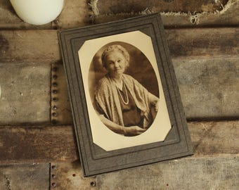 Fotografia vintage degli anni '20, ritratto in bianco e nero seppia di una donna