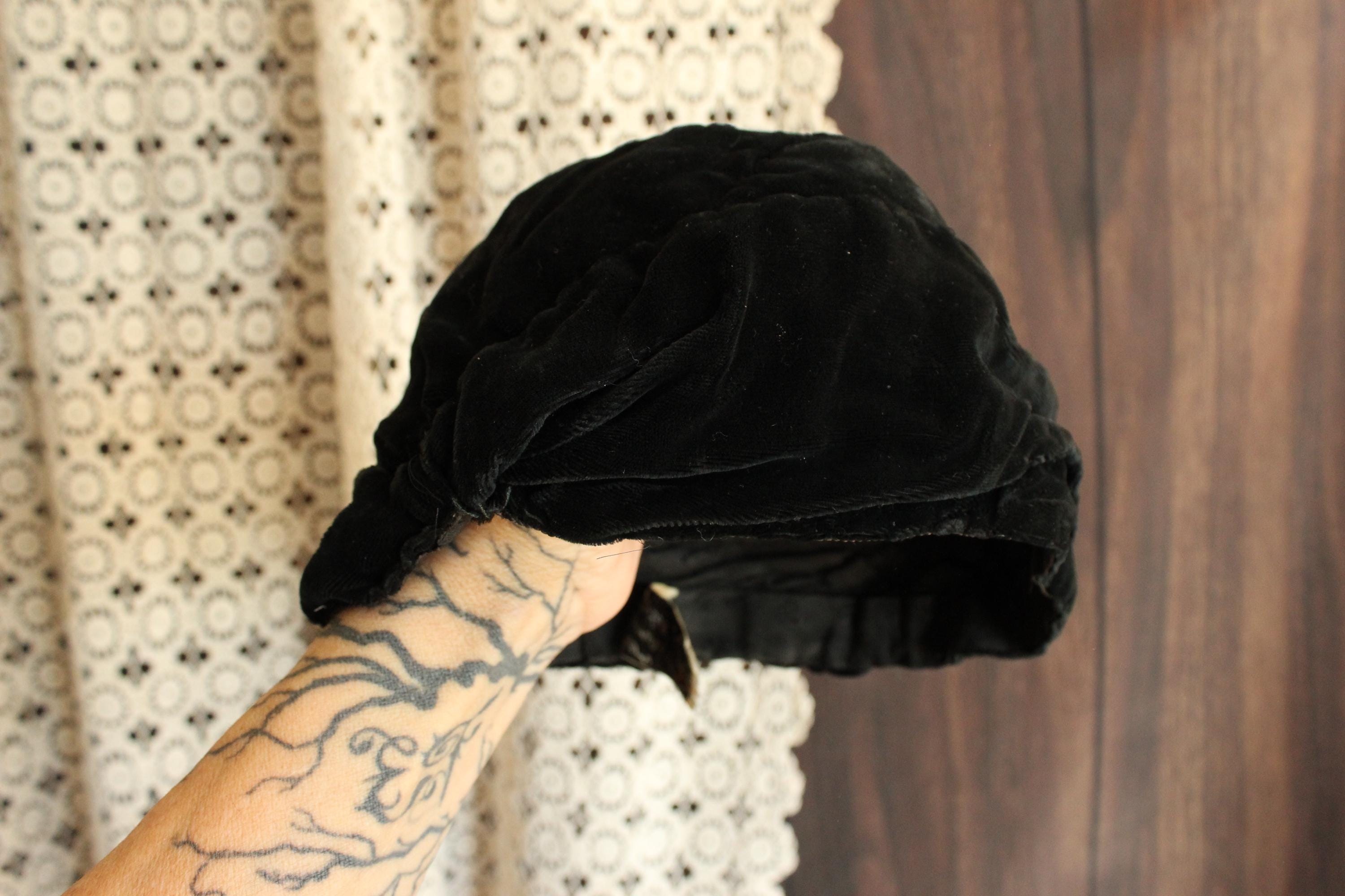 Vintage 1920s Cloche Hat, Black Velvet Southern California Modes Victoria Vintage 1920s Cloche Hat, Black Velvet Southern California  main image 2