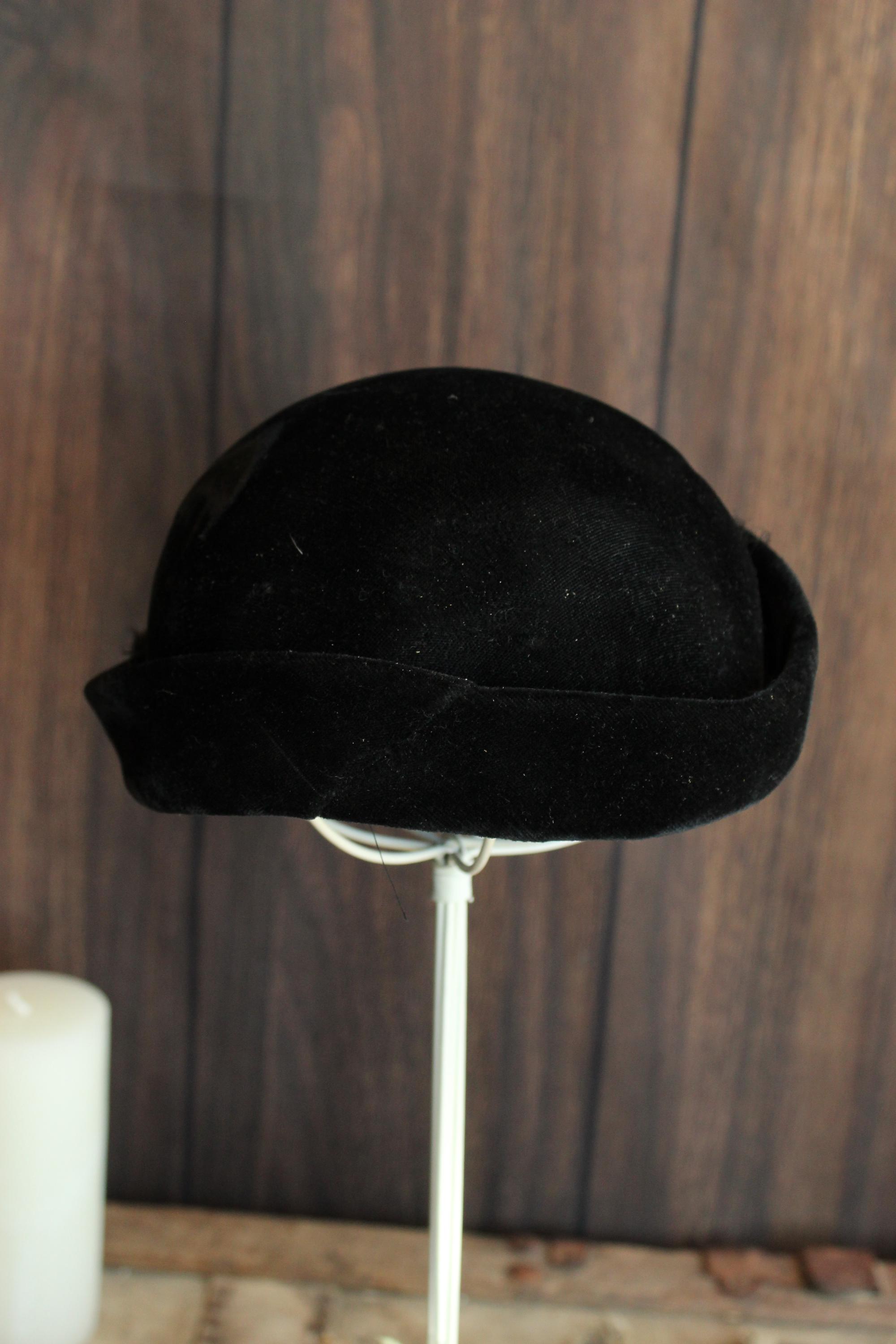 Vintage 1940s Hat, Black Small Topper with Birdcage Veil and Faux Pearl Vintage 1940s Hat, Black Velvet Small Topper With Birdcage  main image 4