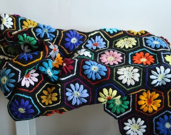 Couverture vintage afghane des années 1960, carrés grand-mère au crochet noir avec fleurs colorées arc-en-ciel, noyau de cottage sombre