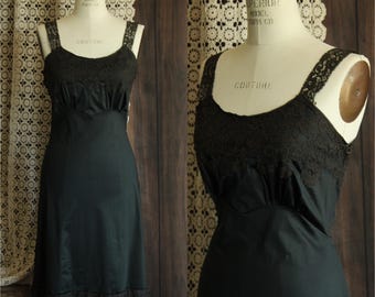 Combinación completa estilo años 50, espalda con cierre mágico, ribete de encaje de nailon.