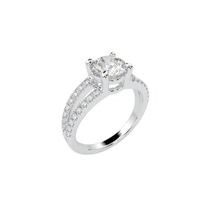 Peut inclure: Une bague argentée ornée d'une grosse pierre centrale ronde et transparente. L'anneau se divise en deux rangées de petites pierres, créant un effet scintillant. La bague est mise en valeur sur fond blanc.