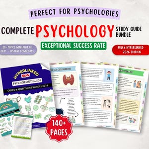 Puede incluir: Una taza de cerámica blanca con un asa negra y el texto "But First, Coffee" en un estilo manuscrito. La taza está sobre una superficie blanca. La taza mide 10 cm de alto.
