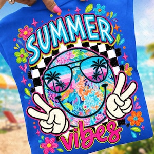 Könnte beinhalten: Blaues T-Shirt mit einem farbenfrohen "SUMMER"-Aufdruck. Das Design zeigt einen Smiley mit Sonnenbrille mit Palmenreflexionen, Friedenszeichen und dem Wort "vibes". Florale und karierte Akzente ergänzen das Design.
