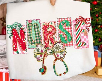 Könnte beinhalten: Ein weißes Sweatshirt mit dem Wort "NURSE" in festlichen, farbenfrohen Buchstaben. Jeder Buchstabe ist mit Urlaubsmustern und Schleifen verziert. Eine Stethoskop-Grafik befindet sich unter dem Wort und fügt ein medizinisches Thema hinzu.