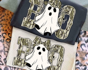 Op de afbeelding: Twee t-shirts, één donkergrijs en één gebroken wit, elk met een cartoongeest en het woord "BOO" in camouflageprint. De geest op het donkergrijze shirt draagt een camouflagehoed, terwijl de geest op het gebroken witte shirt een strik heeft.