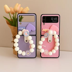 Capa de celular com corrente de letras de amor rosa para Samsung Z Flip 6/5/4/3 – Capa dobrável estilo coreano com alça de mão