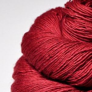 Strawberry kiss - Merino / Silk / Yak Fingering Yarn - MerSiYak - Hand Dyed Yarn - Wolle handgefärbt - DyeForYarn