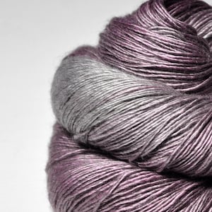 束の間のバラの香り - メリノ/シルク/ヤク中細糸 - MerSiYak - 手染め糸 - Wolle handgefärbt - DyeForYarn