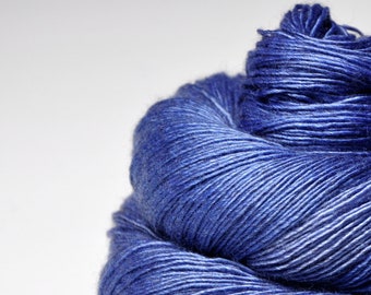 Bleuet qui tombe en poussière - laine mérinos / soie / yak - MerSiYak - laine teinte à la main - Wolle handgef-rbt - DyeForYarn