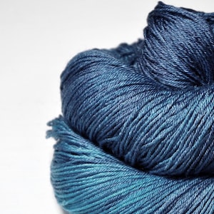 Bluebird flying too high OOAK - Merino / Silk Fingering Yarn Superwash - Hand Dyed Yarn - Wolle handgefärbt - DyeForYarn