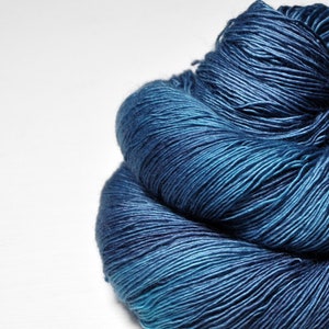 Bluebird flying too high - Pure Merino Lace Yarn - Hand Dyed Yarn - Wolle handgefärbt - DyeForYarn