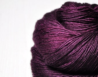 Fuchsia foncé brûlant - Mérinos / Soie / Yak Fingering Yarn - MerSiYak - Fil teint à la main - Wolle handgefärbt - DyeForYarn