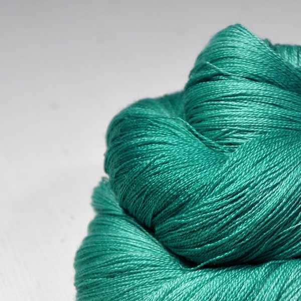 Stale mint bubble gum - Merino / Seide Cobweb Garn - Wolle Seide handgefärbt - DyeForYarn