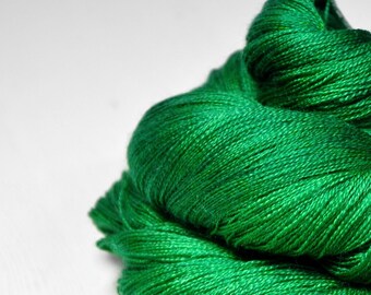 Happy tree frog - Merino / Silk Cobweb Yarn - Hand Dyed Yarn - handgefärbte Wolle - DyeForYarn