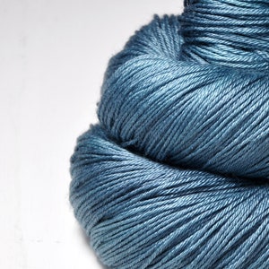 Hazy winter sky - Merino / Silk Fingering Yarn Superwash - Hand Dyed Yarn - Wolle handgefärbt - DyeForYarn