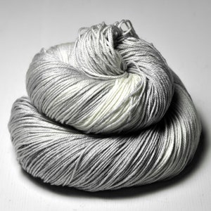 Fantasma de plata - Merino / Silk Fingering Yarn Superwash - Hilo teñido a mano - Wolle handgef-rbt - DyeForYarn