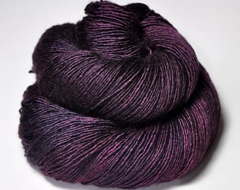 Plummeting black plum - Merino / Silk / Yak Fingering Yarn - MerSiYak - Hand Dyed Yarn - Wolle handgefärbt - DyeForYarn