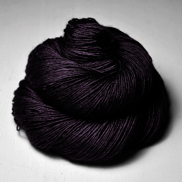 Dernière danse - Mérinos / Soie / Yak Fingering Yarn - MerSiYak - Fil teint à la main - Wolle handgefärbt - DyeForYarn