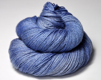 Bleuet poussiéreux OOAK - Mérinos / Soie / Yak Fingering Yarn - MerSiYak - Fil teint à la main - Wolle handgefärbt - DyeForYarn