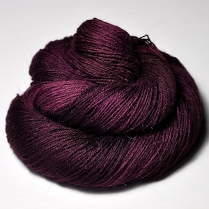 Poisoned wine - handgefärbtes Angora Lace Garn - limitiert - von glücklichen deutschen Kaninchen - DyeForYarn