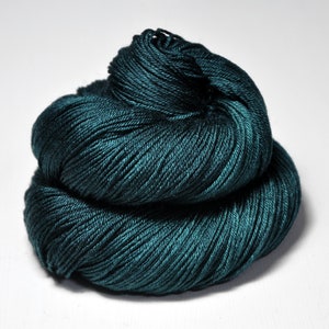 Giant clam closing forever - Merino / Silk Fingering Yarn Superwash - Garn handgefärbt - Hand Dyed - DyeForYarn