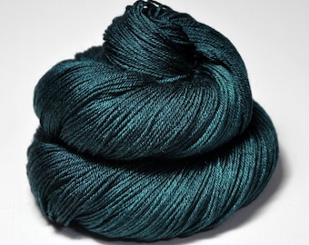 Giant clam closing forever - Merino / Silk Fingering Yarn Superwash - Garn handgefärbt - Hand Dyed - DyeForYarn