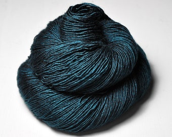 Nocturnal maelstrom - Merino / Silk / Yak Fingering Yarn - MerSiYak - Hand Dyed Yarn - Wolle handgefärbt - DyeForYarn
