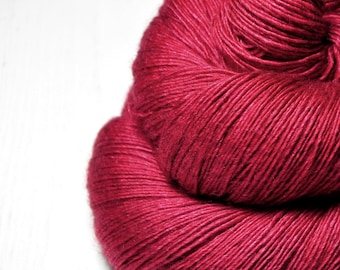 Femme fatale - Merino / Silk / Yak Fingering Yarn - MerSiYak - Fil teint à la main - Wolle handgefärbt - DyeForYarn