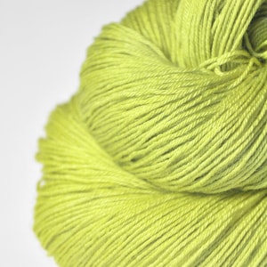 Splitted lime Merino / Silk Fingering Yarn Superwash Hand Dyed Yarn Wolle handgefärbt DyeForYarn image 1