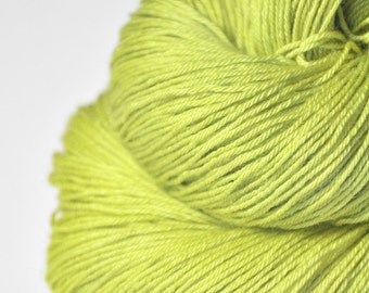 Splitted lime  - Merino / Silk Fingering Yarn Superwash - Hand Dyed Yarn - Wolle handgefärbt - DyeForYarn