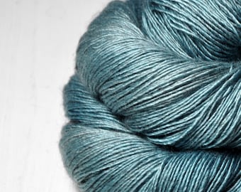 Dust covered glacier - Merino / Silk / Yak Fingering Yarn - MerSiYak - Hand Dyed Yarn - Wolle handgefärbt - DyeForYarn