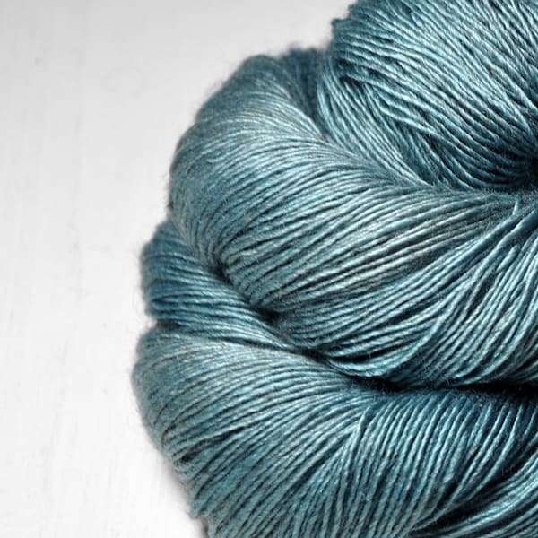 Dust covered glacier - Merino / Silk / Yak Fingering Yarn - MerSiYak - Hand Dyed Yarn - Wolle handgefärbt - DyeForYarn