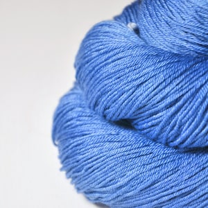 Clear summer sky - Merino / Seide Fingering Garn Superwash - Hand Dyed Yarn - handgefärbte Wolle - DyeForYarn