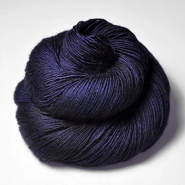 Königin der Nacht - Merino / Silk / Yak Fingering Yarn - MerSiYak - Hand Dyed Yarn - Wolle handgefärbt - DyeForYarn