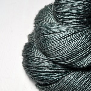 Llueve intensamente en un cementerio - Hilados de merino, seda y yak - MerSiYak - Hilados teñidos a mano - Hilados teñidos a mano - DyeForYarn