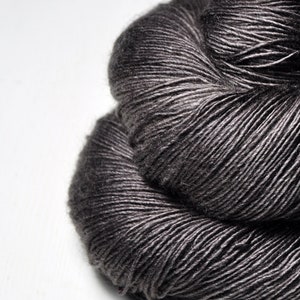 Verdonkerd zwart walnoothout - Merino / zijde / yak Fingering Yarn - MerSiYak - Handgeverfd garen - Wol handgefärbt - DyeForYarn