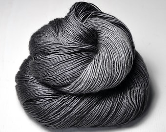 Ash cloud - Merino / Silk / Yak Fingering Yarn - MerSiYak - Hand Dyed Yarn - Wolle handgefärbt - DyeForYarn